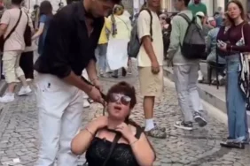 752x395-beyoglunda-ilginc-olay-kadinin-boynuna-tasma-takip-sokaklarda-gezdirdi-iki-kisi-tutuklandi-1761861519868