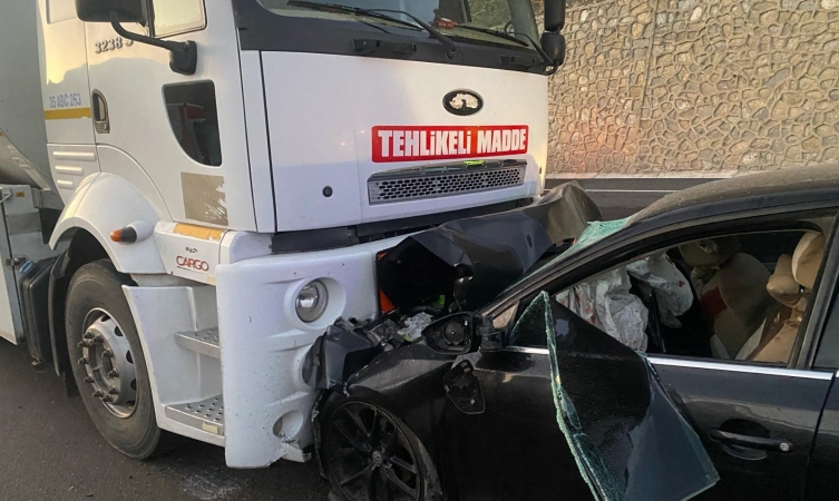 Van’da tanker ile otomobilin çarpışması sonucu 2 kişi öldü, 4 kişi yaralandı