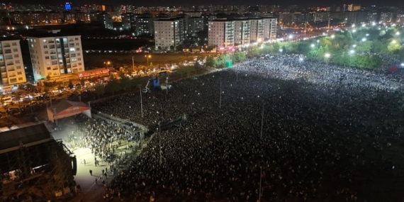 Koma Amed 30 yıl sonra Amed’de sahne aldı: On binler alanı doldurdu