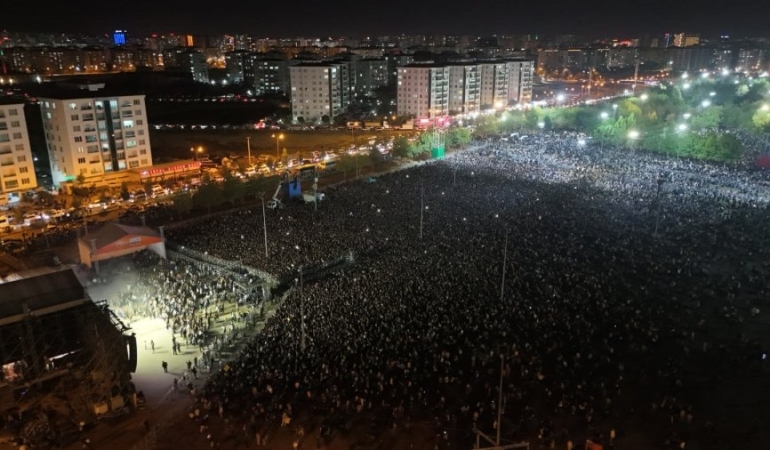 Koma Amed 30 yıl sonra Amed’de sahne aldı: On binler alanı doldurdu