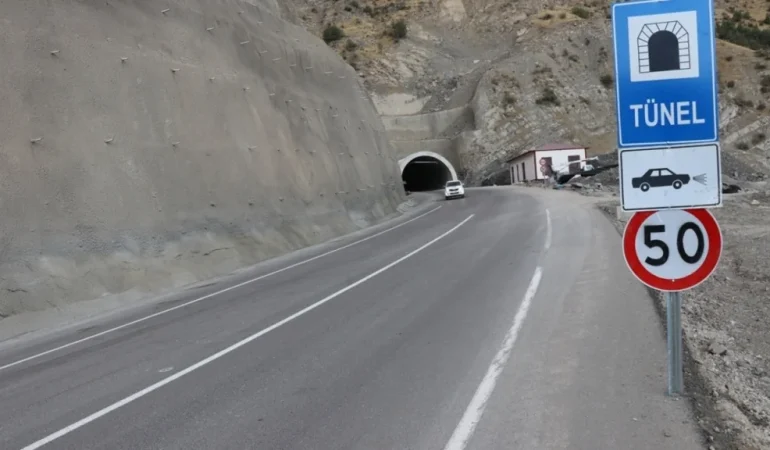 İlçe Halkı Yıllardır Karanlıkta Kalan Tünelin Işıklandırılmasını Bekliyor