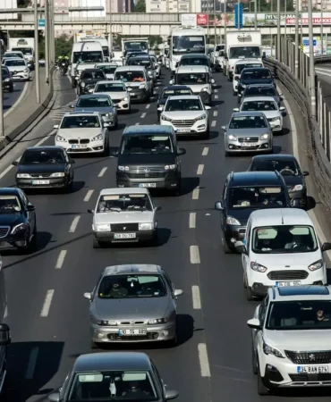 trafikte-akrobatik-hareketler-yapanlar-yandi-19203069_989_amp