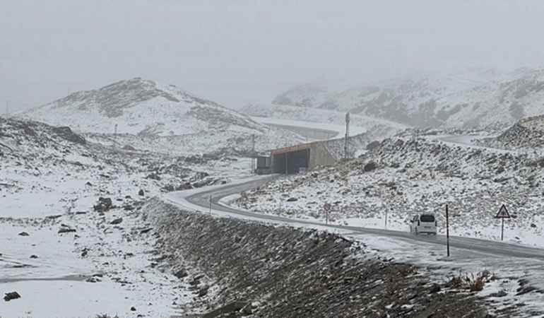 Karabet Geçidi’nde sezonun ilk karı yağdı