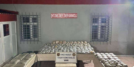 Van’da Yol Kontrolünde 990 Paket Kaçak Sigara Ele Geçirildi