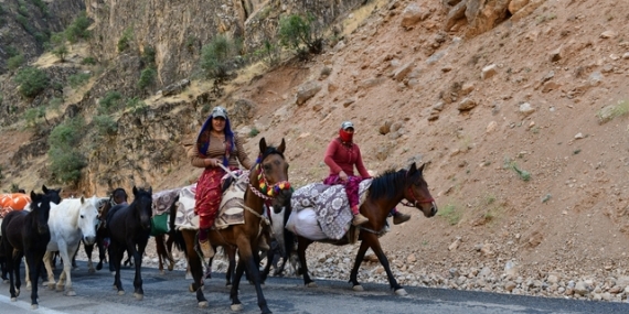 Göçerlerin zorlu dönüş yolculuğu başladı