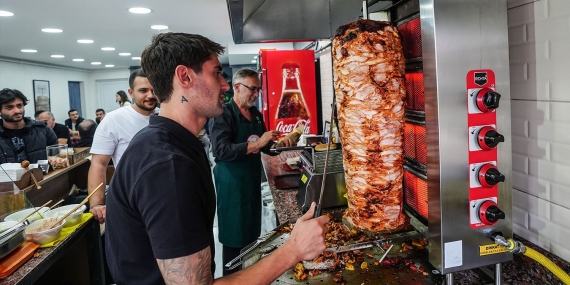 Süper Lig’den Döner Tezgâhına: Eski Beşiktaşlı Orkan Çınar Artık Döner Ustası