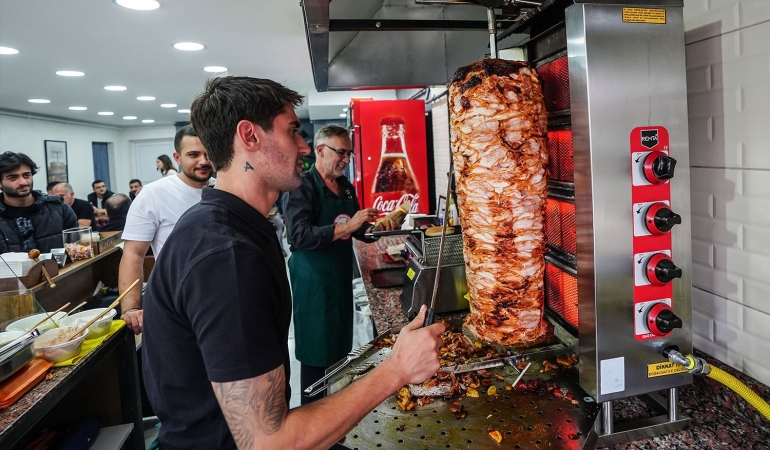 Süper Lig’den Döner Tezgâhına: Eski Beşiktaşlı Orkan Çınar Artık Döner Ustası