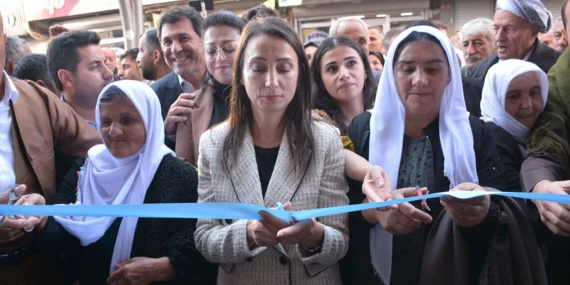 Hakkari’de DEM Parti İl Binası Açılışı: Hatimoğulları ve Bayındır Halkla Buluştu