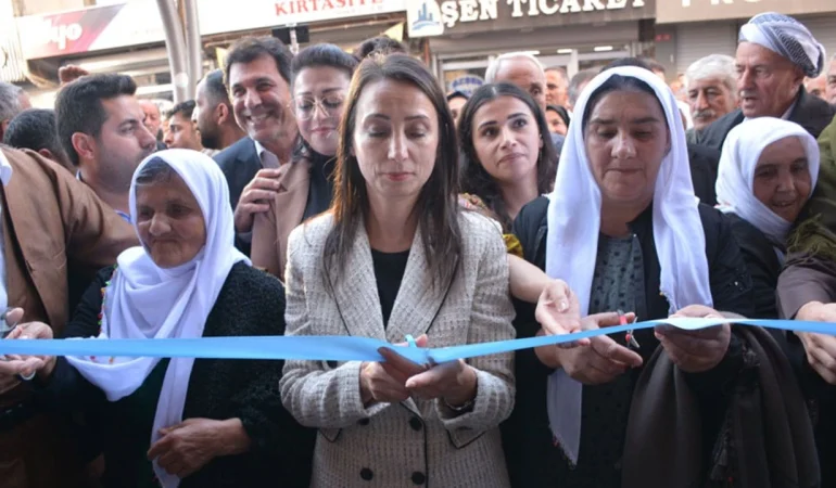 Hakkari’de DEM Parti İl Binası Açılışı: Hatimoğulları ve Bayındır Halkla Buluştu
