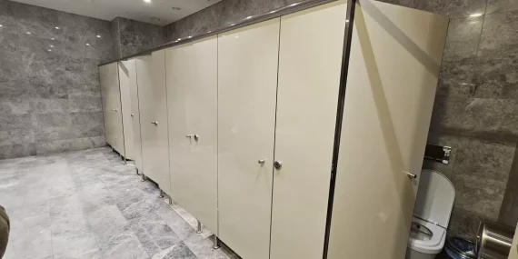 Edirne’de AVM tuvaletinde skandal: Kabinin altından telefon uzatıldı, kadın çalışan yardım çığlığıyla kurtuldu