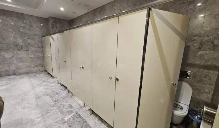 Edirne’de AVM tuvaletinde skandal: Kabinin altından telefon uzatıldı, kadın çalışan yardım çığlığıyla kurtuldu