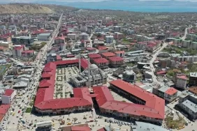 ercis-teki-depremde-yikilan-yapilarin-alanina-ticaret-merkezi-3800