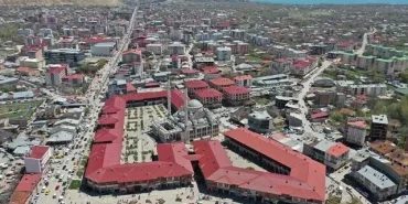 ercis-teki-depremde-yikilan-yapilarin-alanina-ticaret-merkezi-3800