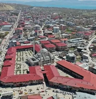 ercis-teki-depremde-yikilan-yapilarin-alanina-ticaret-merkezi-3800