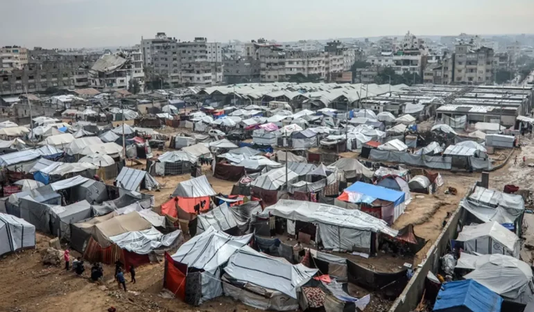 Gazze’de çadır kentler sular altında: İnsanlık alarm veriyor