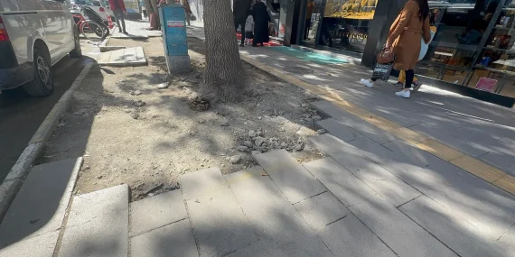 Maaşlara Göz Diktikleri Yetmedi, Şimdi de Kaldırımları Yarım Bıraktılar