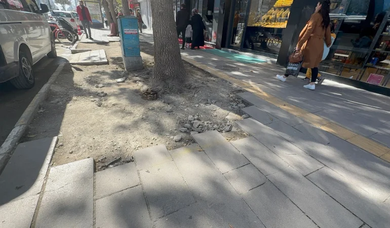 Maaşlara Göz Diktikleri Yetmedi, Şimdi de Kaldırımları Yarım Bıraktılar