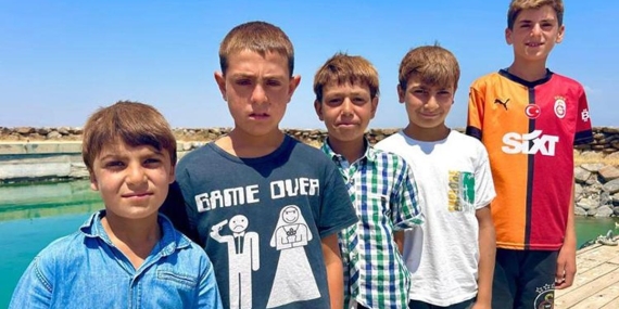 Van Gölü’nün Sarı Saçlı Çocukları: Suyun Doğal Etkisi Her Yıl Aynı Manzarayı Oluşturuyor