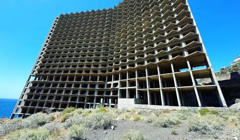 İspanya’da 13 Yaşındaki Kız 20 Katlı Terk Edilmiş Otelden Düşerek Hayatını Kaybetti