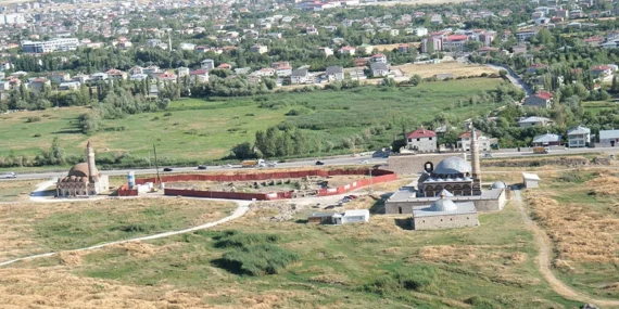 Van’da satışa çıkan iki arsa yatırımcıları bekliyor