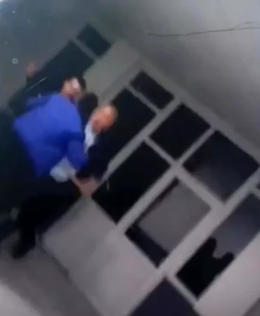 belediye-baskaninin-sopayla-gencleri-dovdugu-19336229_amp