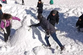erciste-kar-tatili-sevinci-ogrenciler-kartopu-oynayip-kardan-adam-yapti_6954c49f04fc0