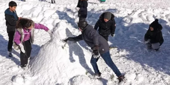 Erciş’te Kar Tatili Sevinci: Öğrenciler Karın Tadını Çıkardı