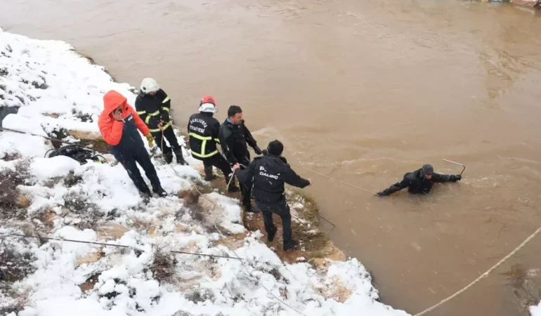 Şanlıurfa’da Sulama Kanalına Düşen Otomobilde 3 Çocuğun Cansız Bedenine Ulaşıldı