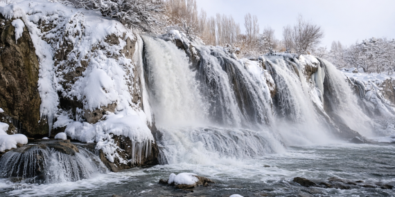 Muradiye Şelalesi’nde Kış