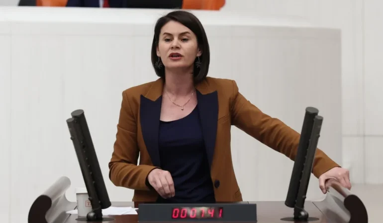 Van’da Çarşamba Pazarı Krizi Meclis’e Taşındı: “Esnaf Mağdur Edildi”