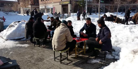 Van’da Kar Kütlelerinin Arasında Çay Keyfi: Erciş’te Gülümseten Anlar